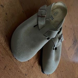 Birkenstock Boston suede taupe clog in perfect condition